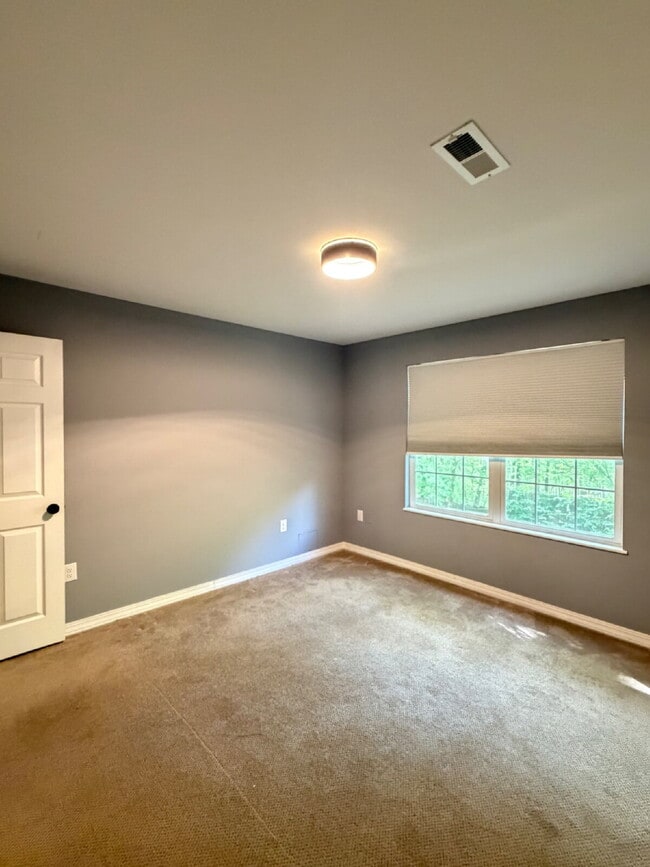 Building Photo - Backyard dream - Covered large patio and fully fenced in!!