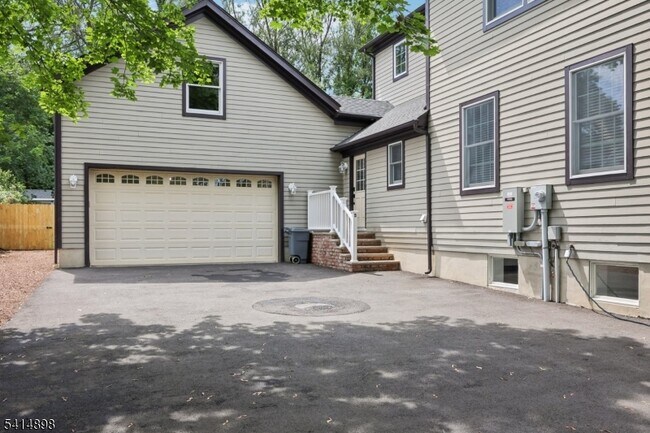 Building Photo - 5 Shores Rd