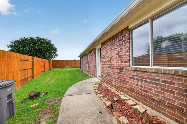 Building Photo - 23914 Glengate Dr