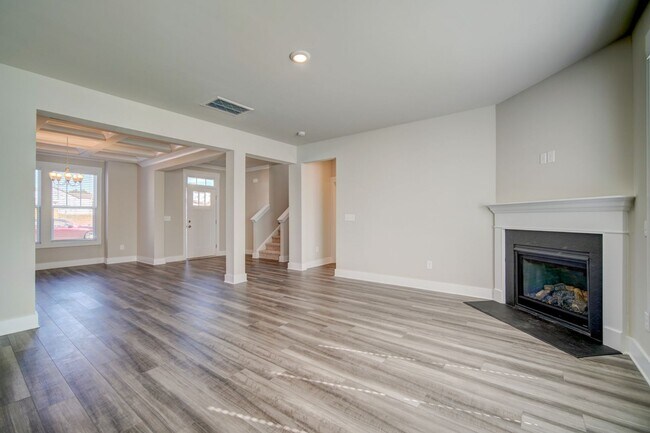 Building Photo - Gorgeous 4 BR, 3BA, Home with Loft, and 2 ...