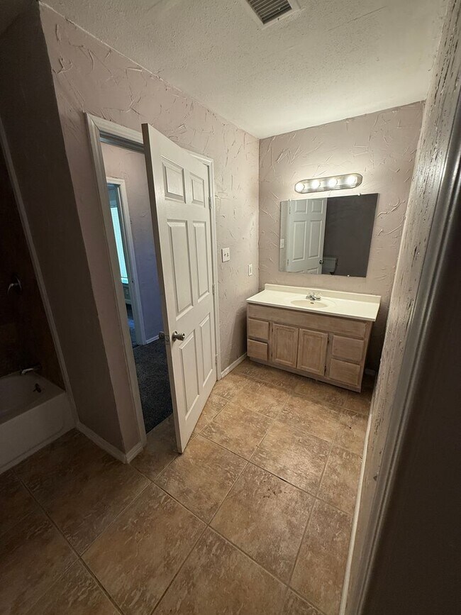 Building Photo - Available NOW! 4 bedroom 2 bathroom in Medical District