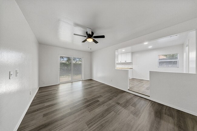 Building Photo - 3232 Parker Dr