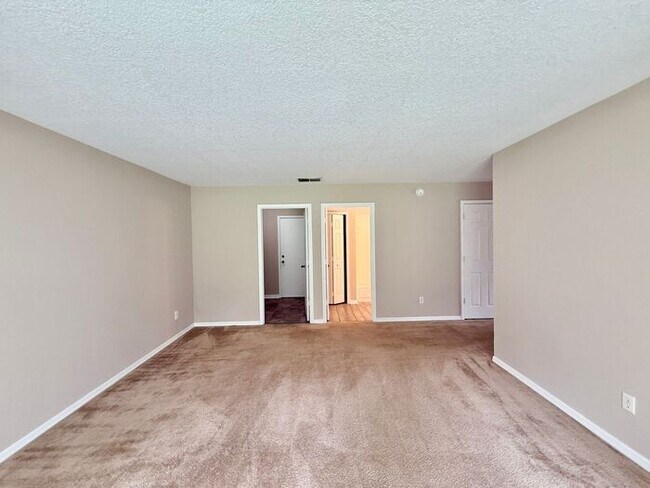 Building Photo - LARGE AND SPACIOUS 4/3 HOME IN EAST ORLANDO WEDGEFIED COMMUNITY