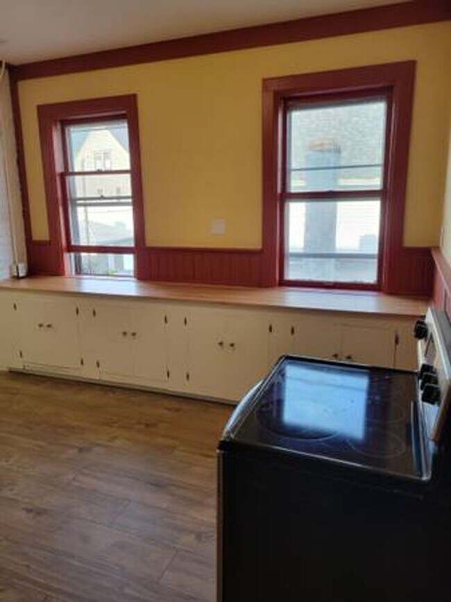 Building Photo - Newly Renovated 3-Bedroom Upper Flat Near ...