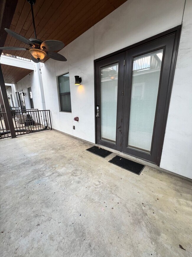 Building Photo - Gorgeous Condo minutes from The Pearl