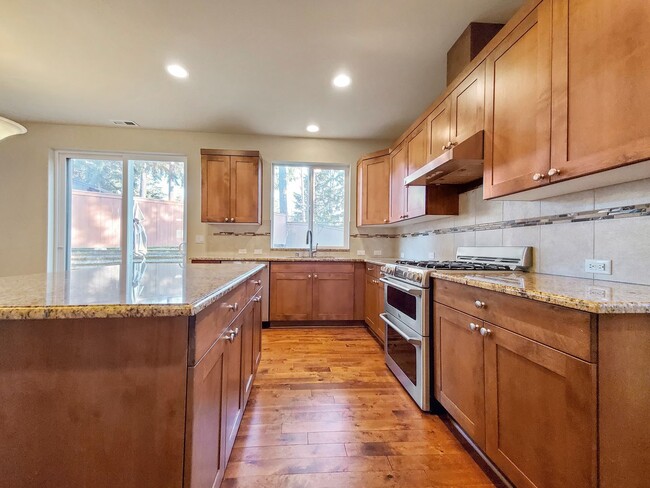 Building Photo - Convenient location near I-405 across from...