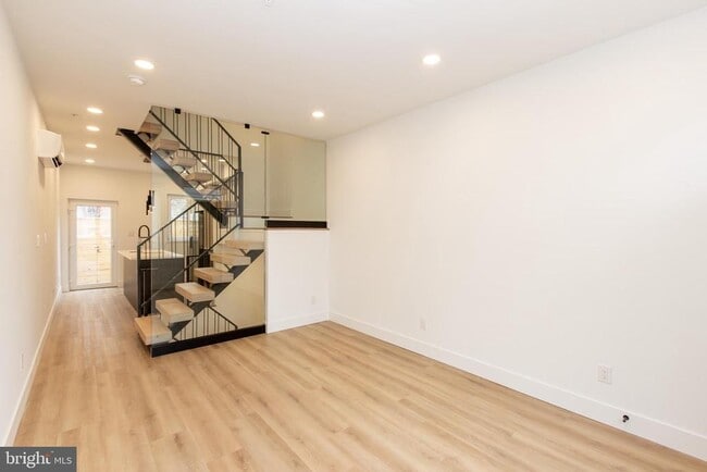 Building Photo - 1544 N Darien St