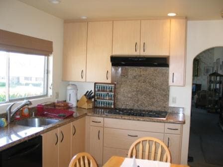 Building Photo - SDSU / College Area 6 bedrooms with 4 baths split-level home.