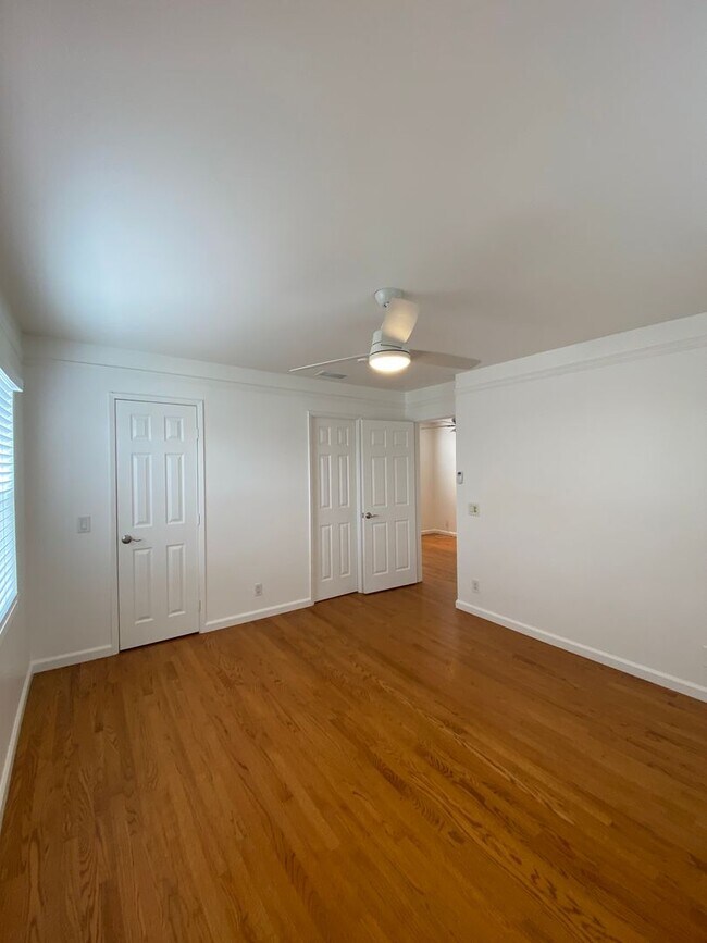 Building Photo - Long Beach: 4 bedroom 3 bath with Spacious...