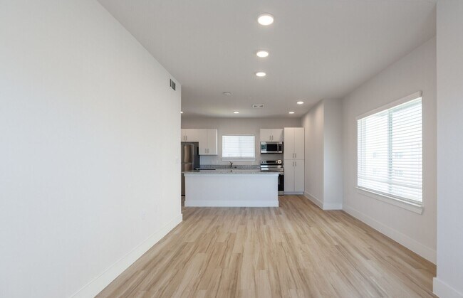 Building Photo - Cozy Living, Stylish Finishes
