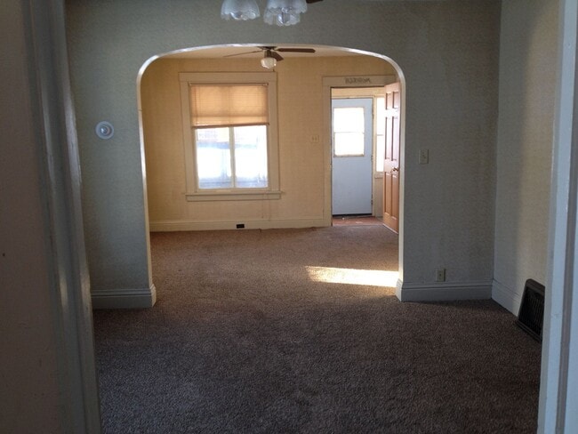 Building Photo - 2 Bed 1 Bath House