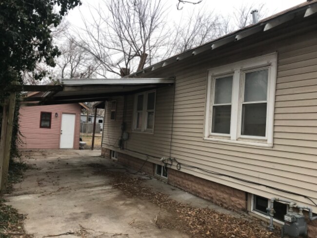 Building Photo - 1405 S Seneca St