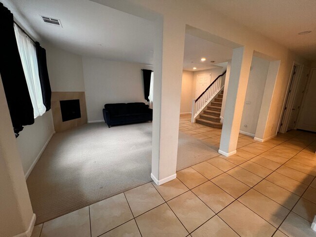 Building Photo - Great looking home and neighborhood in the North Village area close to shopping and freeway access