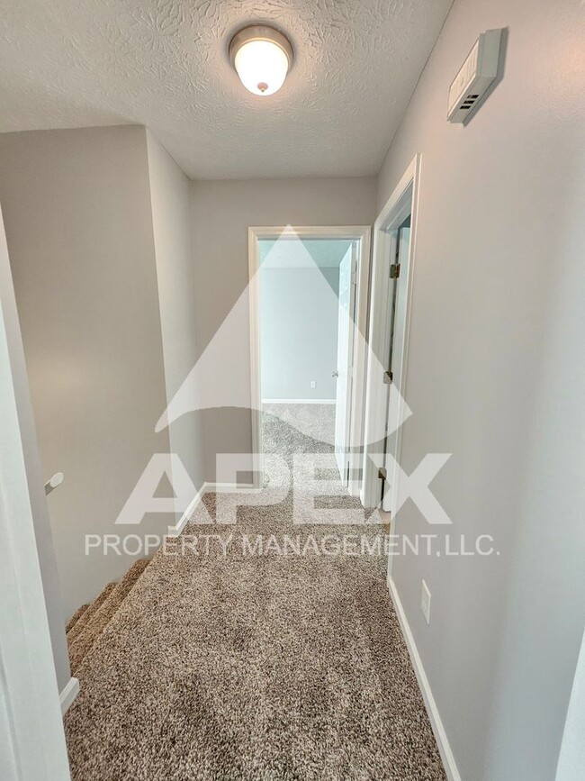 Building Photo - **MOVE-IN SPECIAL** 1/2 off 1st month! Bea...