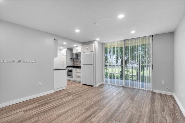 Building Photo - 9320 Fontainebleau Blvd