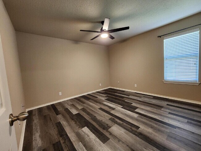 Building Photo - 4633 Stonehaven Dr