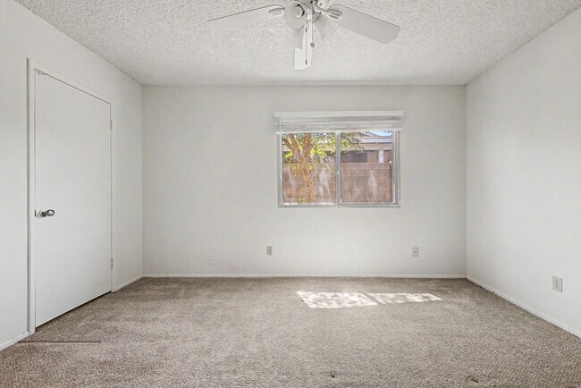 Building Photo - 2822 E Willow Ave