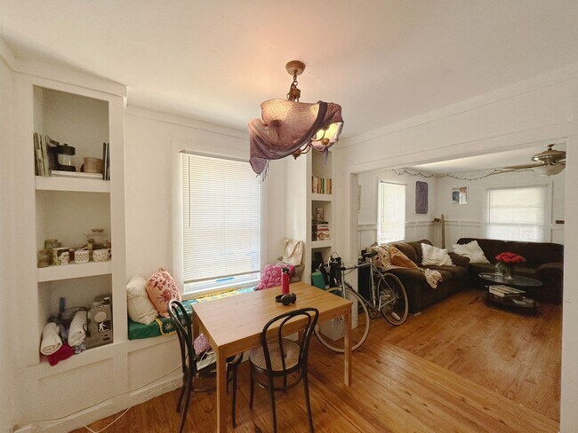 Building Photo - Lovely 2 Bedroom, 1 Bathroom Home in Fifth Avenue Neighborhood (w/ Study)