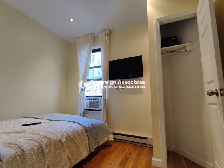 Building Photo - 15 W 107th St