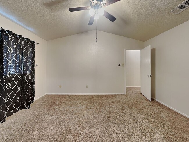 Building Photo - 3800 Staghorn Cir S
