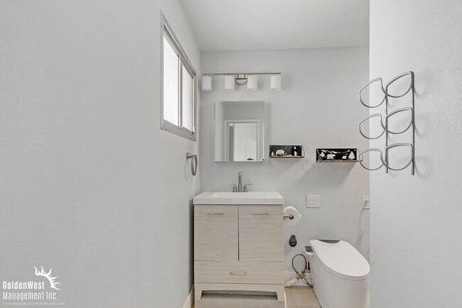 Building Photo - Modern 3Bdm 2Ba Home with Pool!
