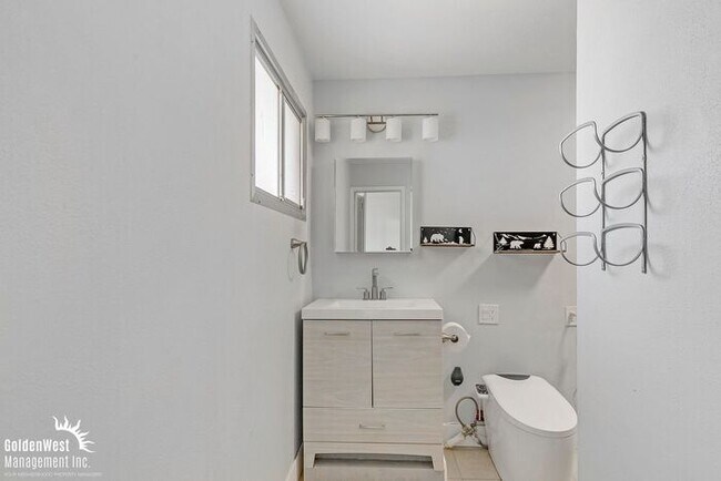 Building Photo - Modern 3Bdm 2Ba Meets Classic Charm with Pool