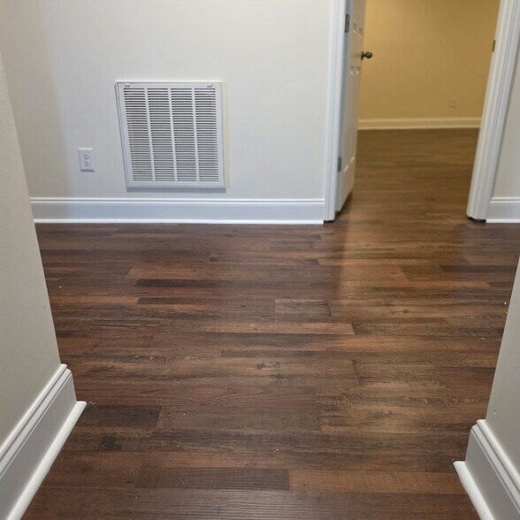 Building Photo - 466 Carriage House Ln