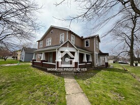 Building Photo - 903 College Dr