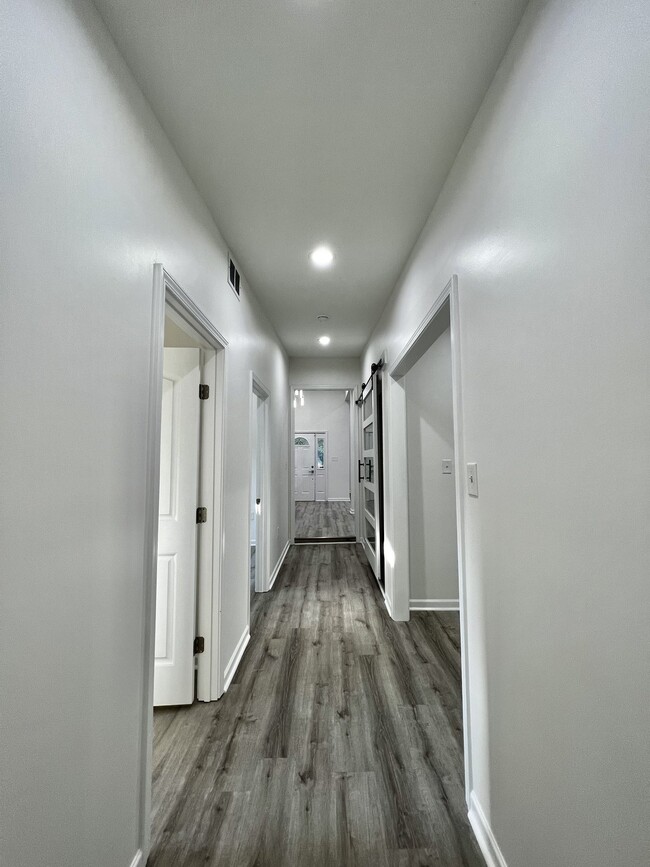 Building Photo - 947 Clark St