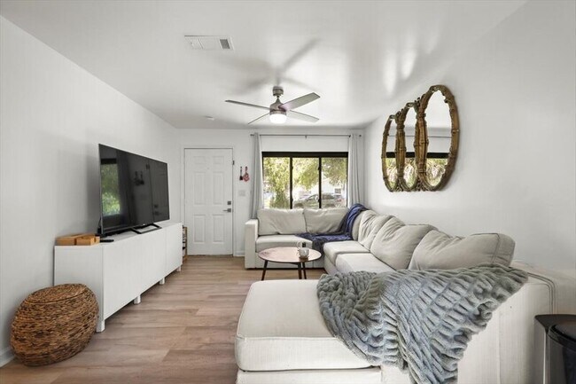 Building Photo - 3506 Claridge Rd E