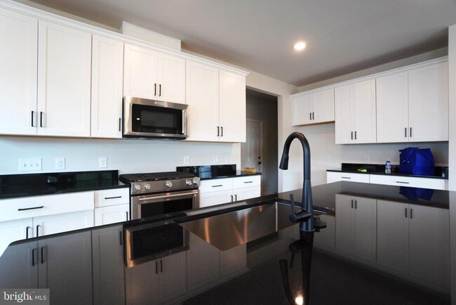 Building Photo - 612 America Dr