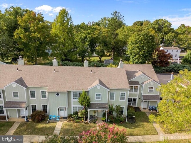 Building Photo - 5 Pond View Dr