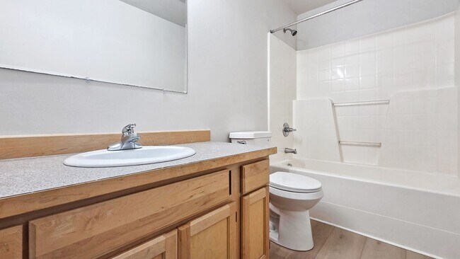 Building Photo - 5BR/3BA End Unit with Greenbelt View in Lynnwood