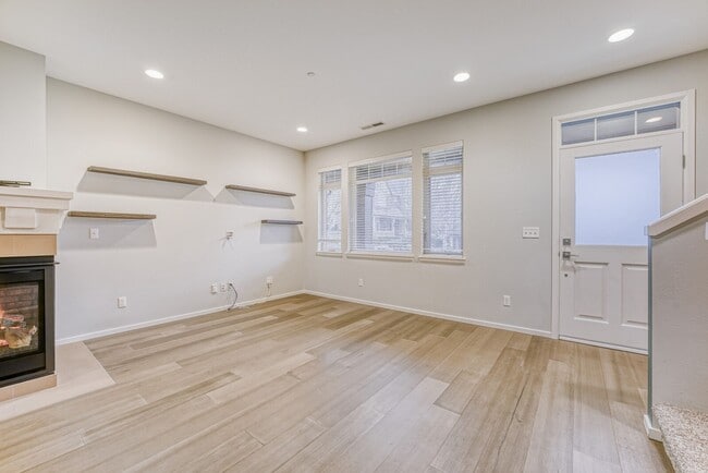 Building Photo - 2Bd/2.5Ba Issaquah Townhouse