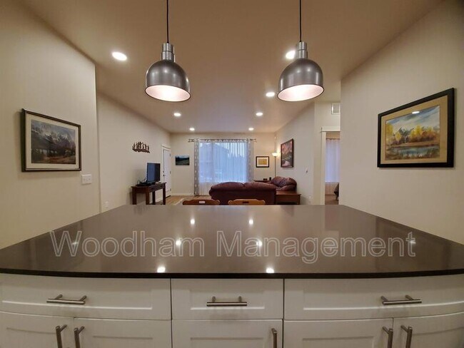 Building Photo - 2222B Willow Dr