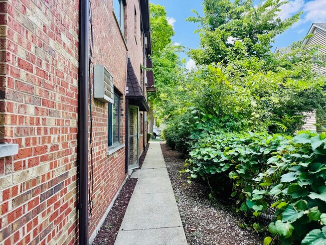 Building Photo - 926 Dunlop Ave