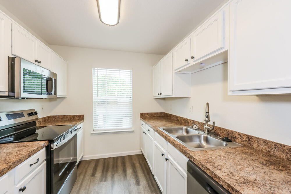 Building Photo - 10701 Many Oaks Dr