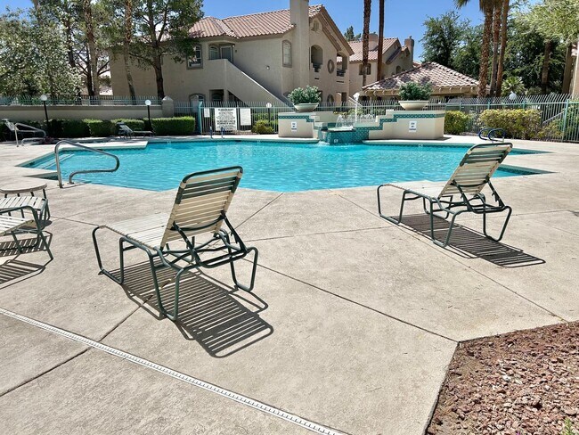 Building Photo - SPACIOUS 2 BEDROOM TOP FLOOR CONDO