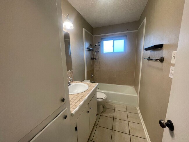 Building Photo - Sought after location in Shady Grove!