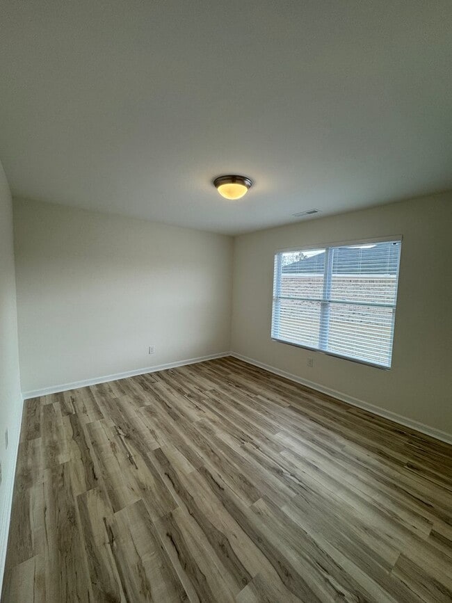 Building Photo - 4 Bedrooms! 1st Month's Rent Free!!