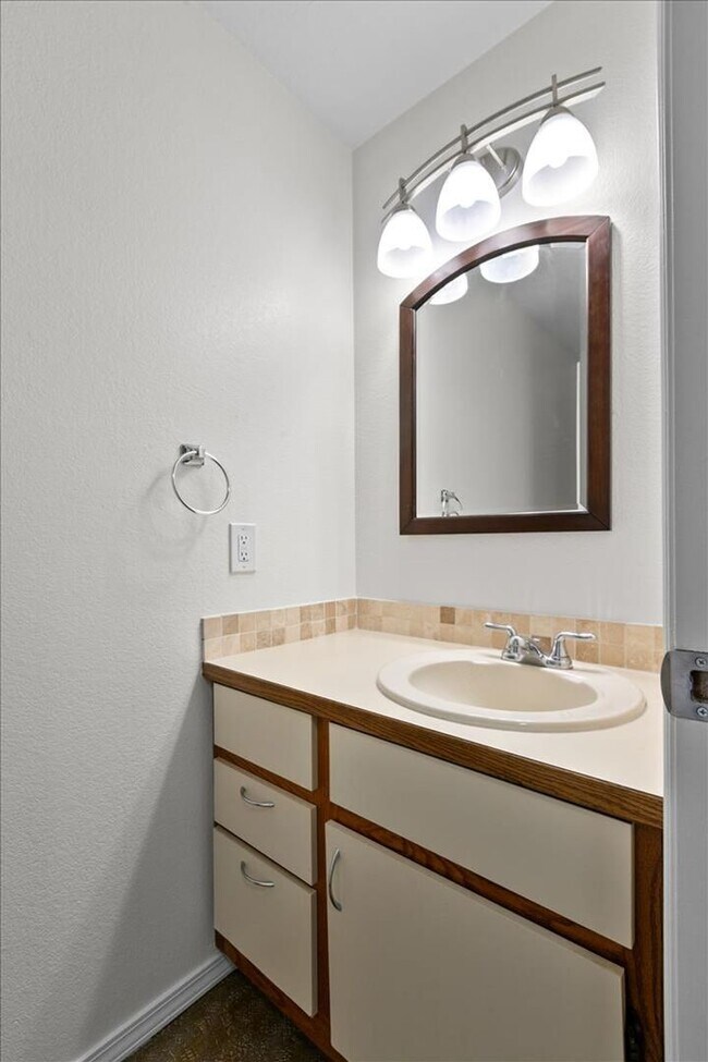 Building Photo - Monroe End Unit Townhome Unit A
