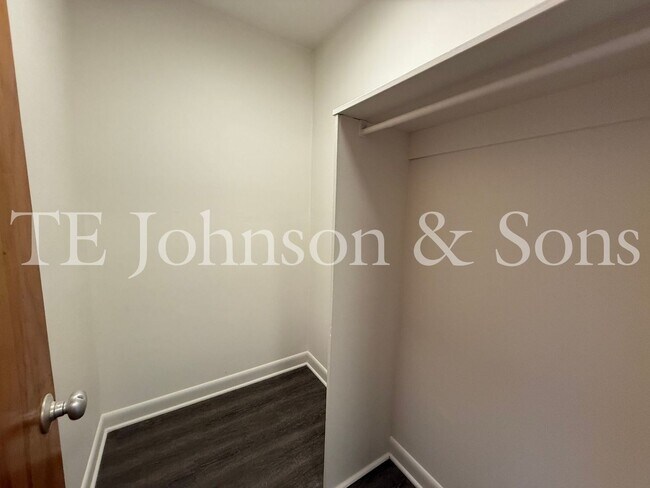 Building Photo - 1 Bedroom Minutes from The School of the A...