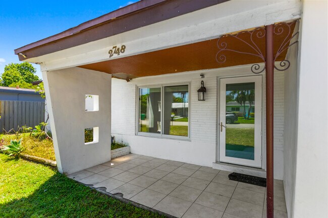 Building Photo - 2748 SW 46th Ct