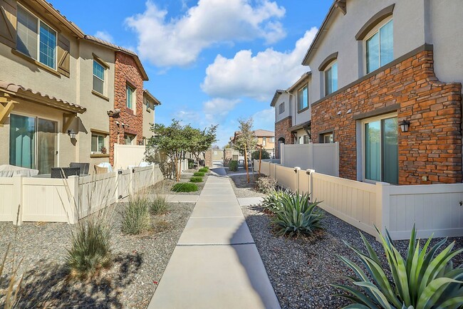 Building Photo - Perfect Chandler rental!