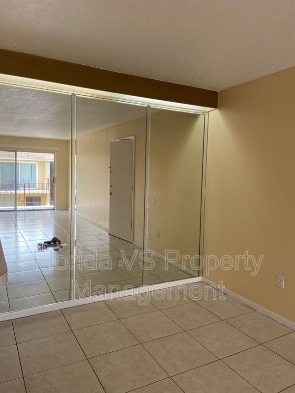 Building Photo - 925 W Oak Ridge Rd
