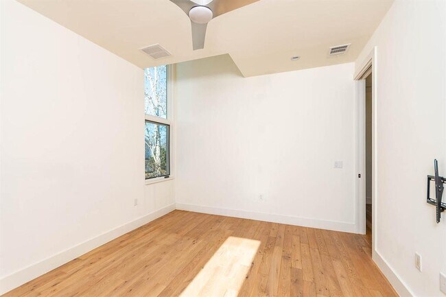 Building Photo - 3305 Garden Villa Ln