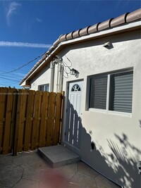 Building Photo - 1810 SW 93rd Ct