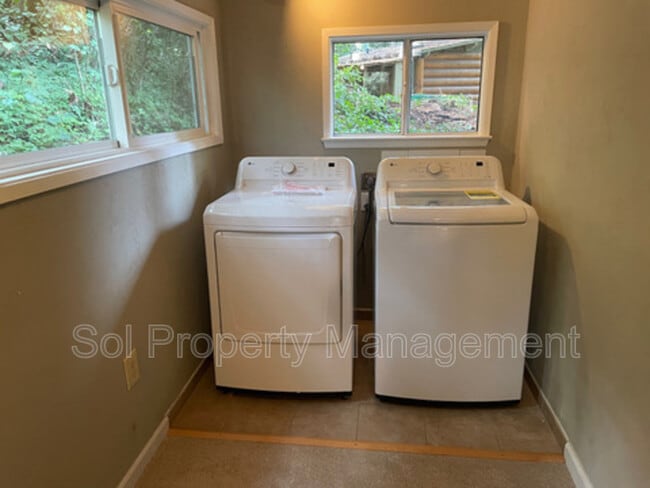 Building Photo - 175 S Redwood Dr