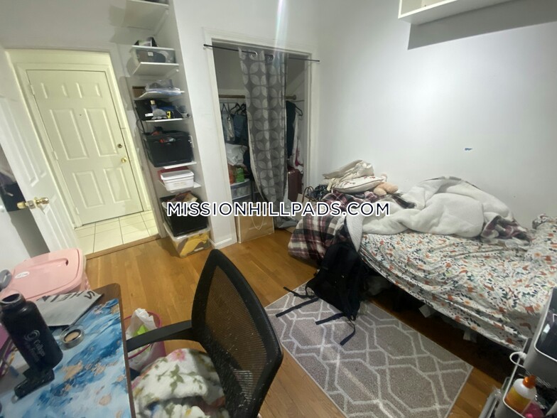 Building Photo - 715 Parker St