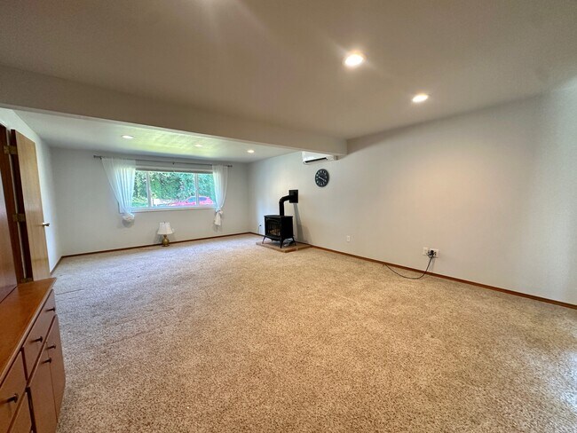 Building Photo - 7460 SW Elmwood St